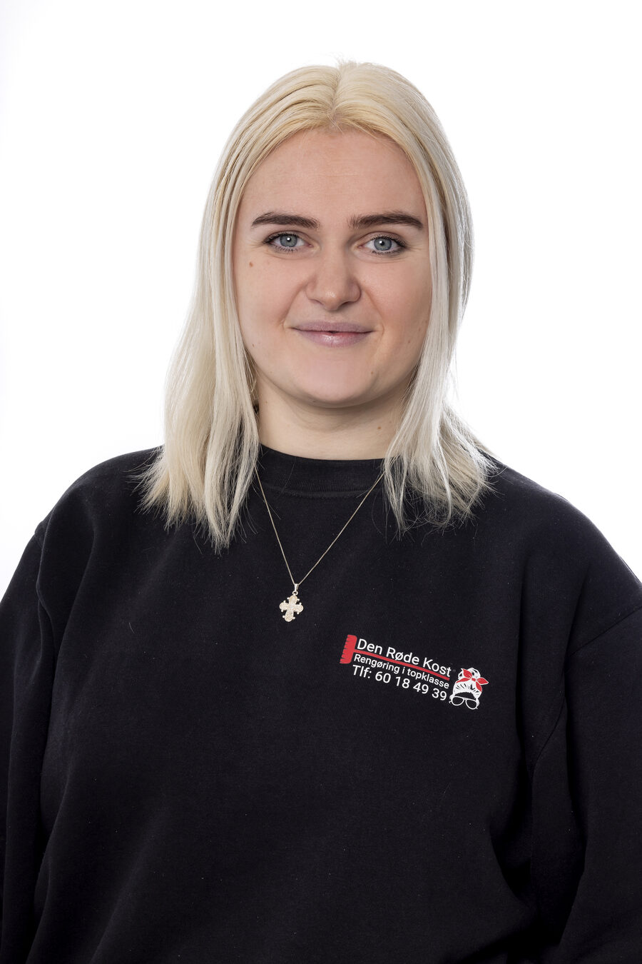Portræt af kvinde i sort trøje med logo