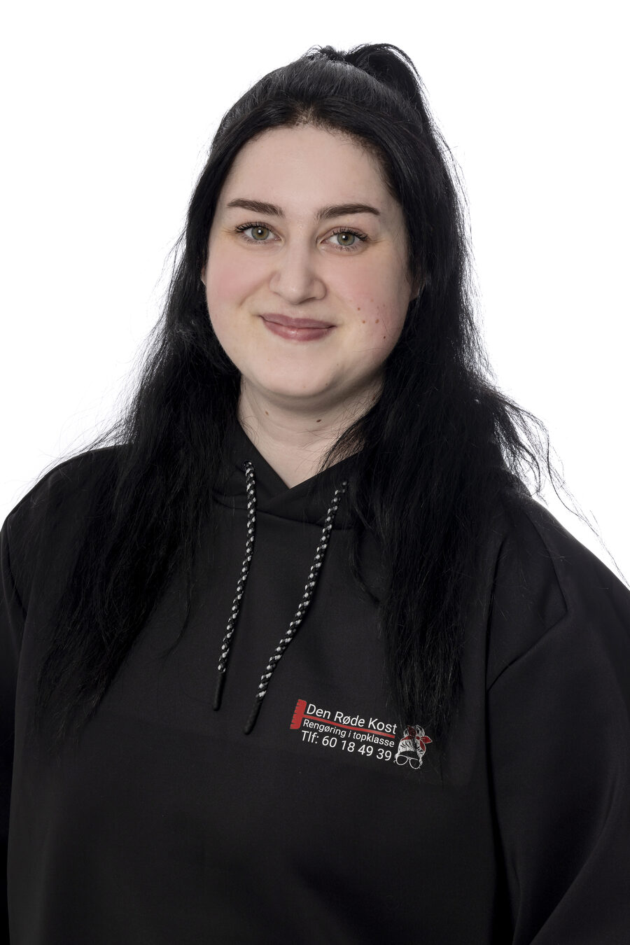 Kvinde i sort hoodie med firmalogo