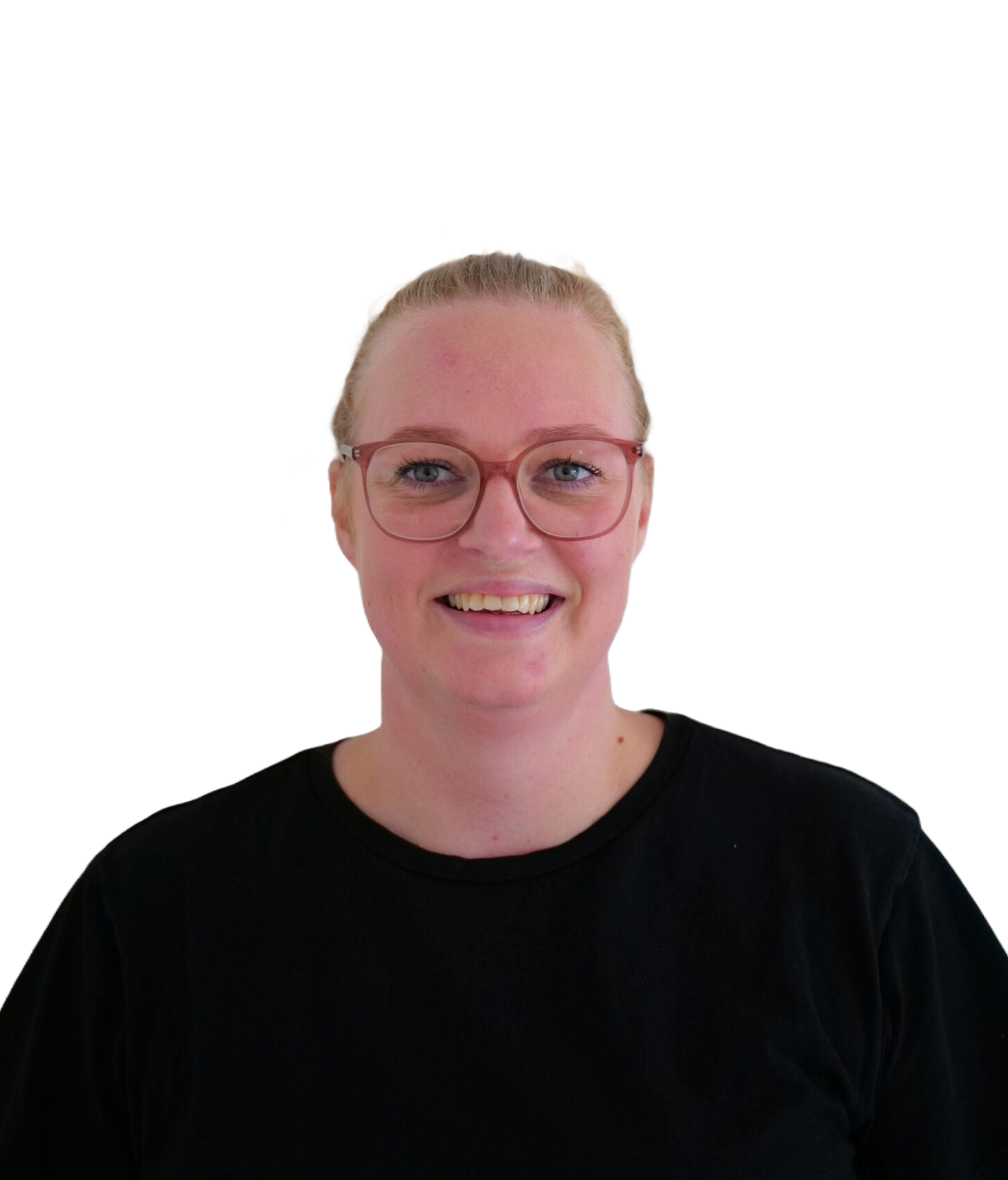 Smilende kvinde med briller og sort trøje